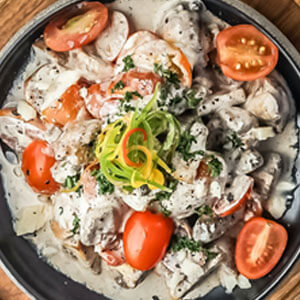 Setas con tomate y aguacate